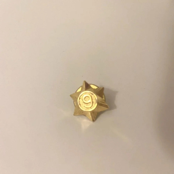 Vintage Lot of 10 Assorted Pins Canada Saskatoon Toronto Police Handcuffs Legion - Picture 12 of 16